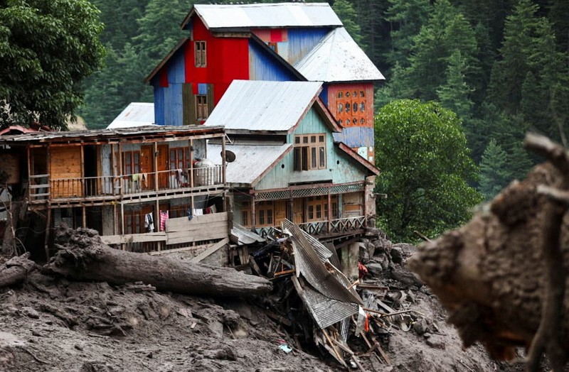 Anggota Angkatan Darat India bekerja di daerah yang terkena banjir mematikan yang disebabkan oleh hujan deras yang tiba-tiba di kota Chasoti, distrik Kishtwar, Kashmir India, 15 Agustus 2025. (REUTERS/Stringer)