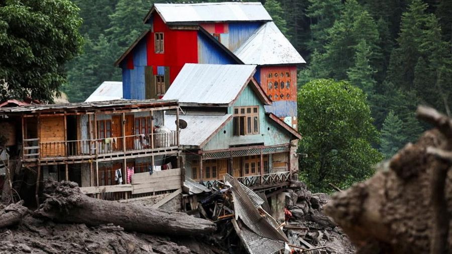 Anggota Angkatan Darat India bekerja di daerah yang terkena banjir mematikan yang disebabkan oleh hujan deras yang tiba-tiba di kota Chasoti, distrik Kishtwar, Kashmir India, 15 Agustus 2025. (REUTERS/Stringer)