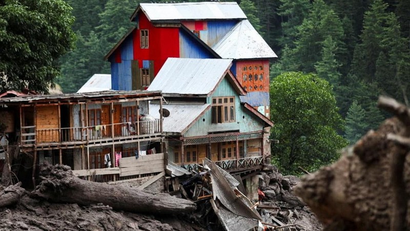 Anggota Angkatan Darat India bekerja di daerah yang terkena banjir mematikan yang disebabkan oleh hujan deras yang tiba-tiba di kota Chasoti, distrik Kishtwar, Kashmir India, 15 Agustus 2025. (REUTERS/Stringer)
