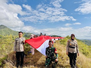 TNI-Polri Kibarkan Bendera Merah Putih 80 Meter di Gunung Bone Jelang HUT RI