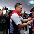 Pertamina Bagikan Seribu Seragam Sekolah ke Anak-anak di Cilincing