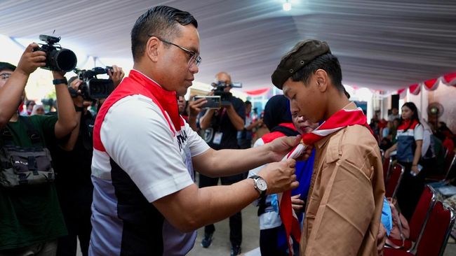 Pertamina Bagikan Seribu Seragam Sekolah ke Anak-anak di Cilincing