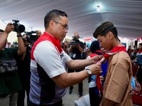 Pertamina Bagikan Seribu Seragam Sekolah ke Anak-anak di Cilincing