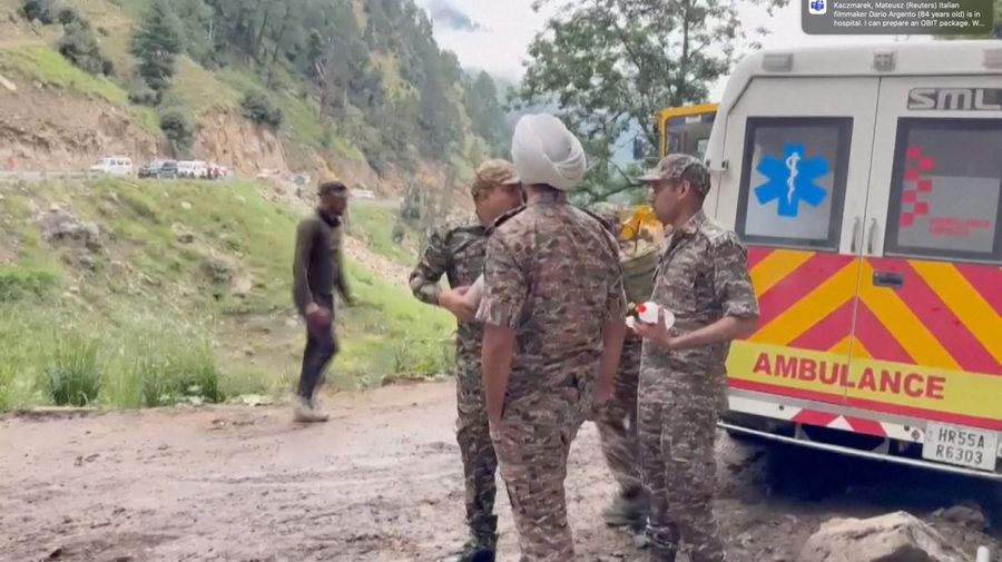 Orang-orang membawa jenazah korban, setelah hujan lebat yang mematikan, di kota Chasoti, distrik Kishtwar, Kashmir India, 14 Agustus 2025. (REUTERS/Stringer)