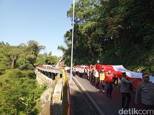 Satu Kilometer Merah Putih Membentang Gagah di Cadas Pangeran