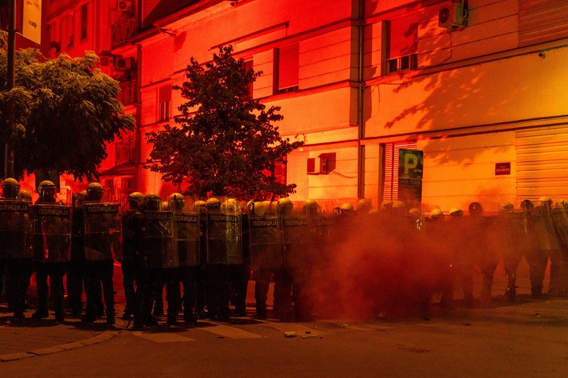 Orang-orang bereaksi di samping ledakan kembang api, selama kebuntuan antara pendukung partai yang berkuasa dan pengunjuk rasa anti-pemerintah di Beograd, Serbia, 14 Agustus 2025. (REUTERS/Djordje Kojadinovic)