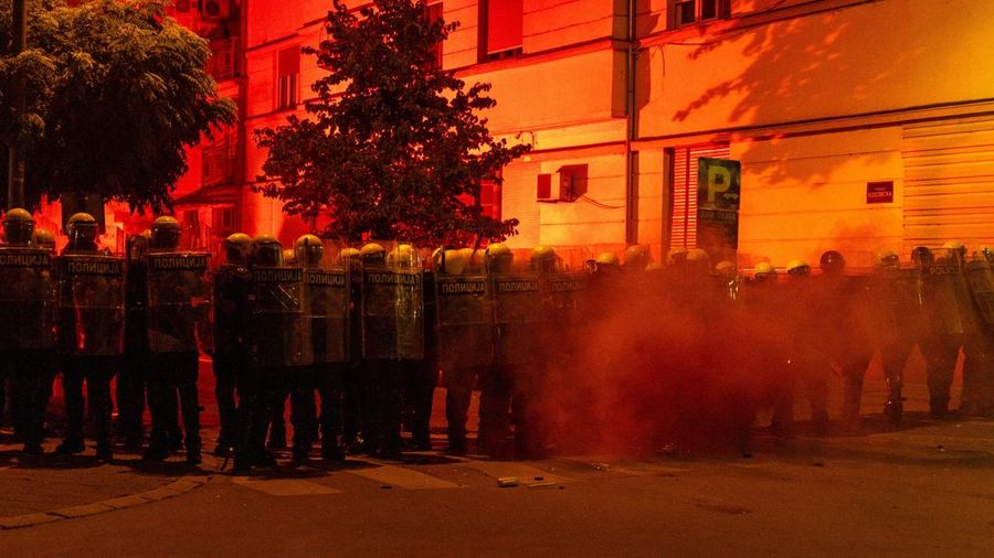 Petugas polisi berjaga selama kebuntuan antara pendukung partai berkuasa dan pengunjuk rasa antipemerintah di Novi Sad, Serbia, 14 Agustus 2025. (REUTERS/Andrej Hlozan)