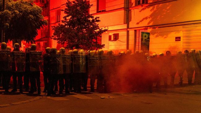 Makin Chaos! Demo Anti-pemerintah Memanas, Partai Presiden Dirusak
