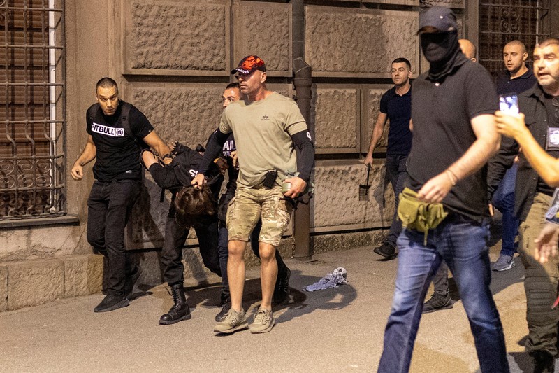 Orang-orang bereaksi di samping ledakan kembang api, selama kebuntuan antara pendukung partai yang berkuasa dan pengunjuk rasa anti-pemerintah di Beograd, Serbia, 14 Agustus 2025. (REUTERS/Djordje Kojadinovic)