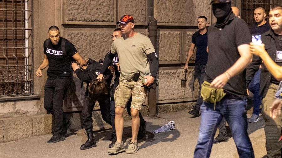 Orang-orang bereaksi di samping ledakan kembang api, selama kebuntuan antara pendukung partai yang berkuasa dan pengunjuk rasa anti-pemerintah di Beograd, Serbia, 14 Agustus 2025. (REUTERS/Djordje Kojadinovic)