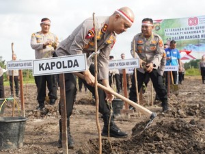 Sambut HUT RI, Polda Babel Tanam Sejuta Pohon di Lahan Eks Tambang Timah