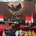 Presiden Indonesia Prabowo Subianto berdiri pada hari ia menyampaikan Pidato Kenegaraan tahunannya, menjelang Hari Kemerdekaan negara tersebut, di Jakarta, Indonesia, 15 Agustus 2025. (BAY ISMOYO/Pool via REUTERS)