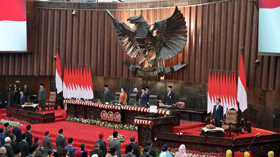 Presiden Indonesia Prabowo Subianto berdiri pada hari ia menyampaikan Pidato Kenegaraan tahunannya, menjelang Hari Kemerdekaan negara tersebut, di Jakarta, Indonesia, 15 Agustus 2025. (BAY ISMOYO/Pool via REUTERS)