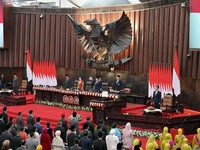 Presiden Indonesia Prabowo Subianto berdiri pada hari ia menyampaikan Pidato Kenegaraan tahunannya, menjelang Hari Kemerdekaan negara tersebut, di Jakarta, Indonesia, 15 Agustus 2025. (BAY ISMOYO/Pool via REUTERS)