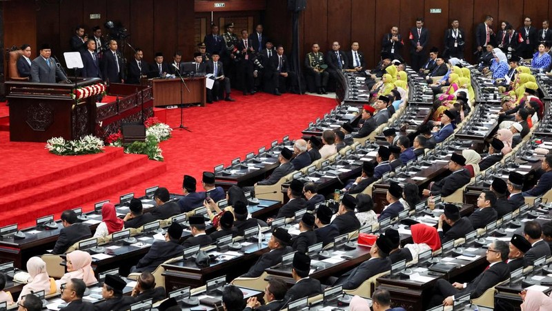 Presiden Indonesia Prabowo Subianto menyampaikan Pidato Kenegaraan tahunannya, menjelang Hari Kemerdekaan negara ini, di Jakarta, Indonesia, 15 Agustus 2025. (REUTERS/Ajeng Dinar Ulfiana/Pool)
