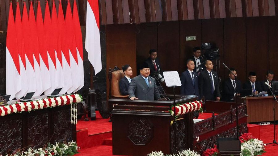 Presiden Indonesia Prabowo Subianto menyampaikan Pidato Kenegaraan tahunannya, menjelang Hari Kemerdekaan negara ini, di Jakarta, Indonesia, 15 Agustus 2025. (REUTERS/Ajeng Dinar Ulfiana/Pool)