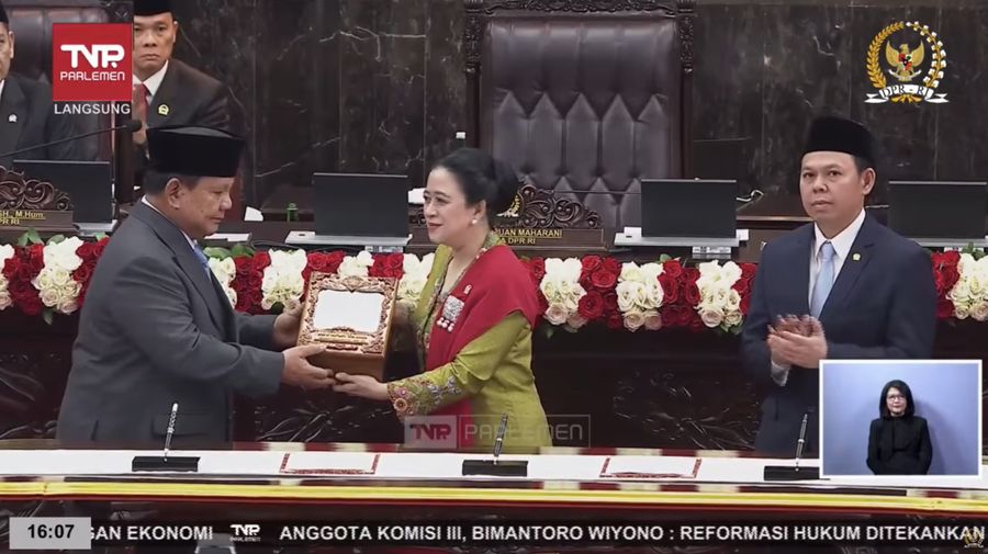 Presiden Prabowo Subianto menandatangani RUU APBN Tahun Anggaran 2026 dan Nota Keuangan di Gedung MPR/DPR RI, Jakarta, Jumat (15/8/2025). (Tangkapan Layar Youtube/DPR RI)