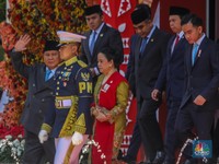 Potret Prabowo Jalan Bareng Puan Tinggalkan Gedung Kura-Kura