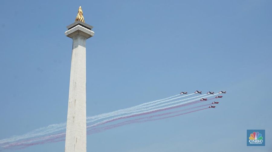 Sejumlah atraksi pesawat Apache, Golden Eagle, hingga Jet Tempur F-16 diperlihatkan dari langit Monas saat proses gladi kotor menjelang perayaan HUT ke-80 RI Mulai pesawat tempur F-16 hingga helikopter di Kawasan Monas, Jakarta, Jumat, (15/8/2025). (CNBC Indonesia/Muhammad Sabki)