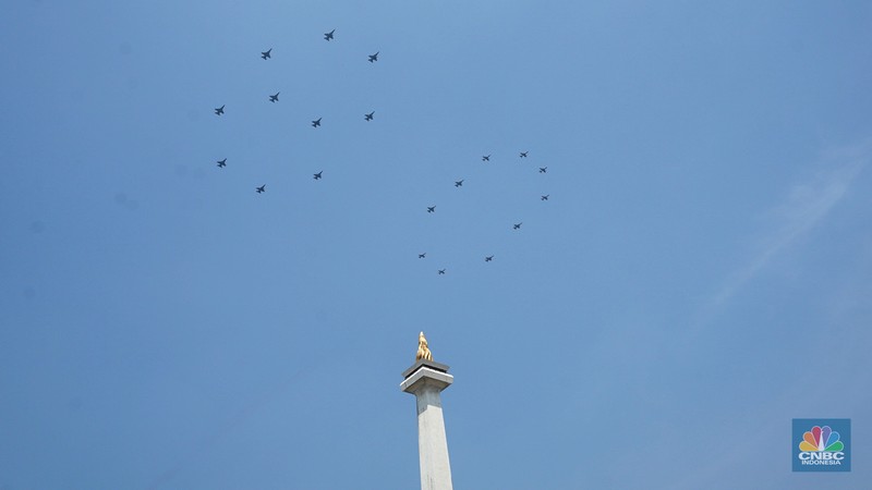 Sejumlah atraksi pesawat Apache, Golden Eagle, hingga Jet Tempur F-16 diperlihatkan dari langit Monas saat proses gladi kotor menjelang perayaan HUT ke-80 RI Mulai pesawat tempur F-16 hingga helikopter di Kawasan Monas, Jakarta, Jumat, (15/8/2025). (CNBC Indonesia/Muhammad Sabki)