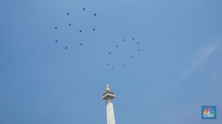 Sejumlah atraksi pesawat Apache, Golden Eagle, hingga Jet Tempur F-16 diperlihatkan dari langit Monas saat proses gladi kotor menjelang perayaan HUT ke-80 RI Mulai pesawat tempur F-16 hingga helikopter di Kawasan Monas, Jakarta, Jumat, (15/8/2025). (CNBC Indonesia/Muhammad Sabki)