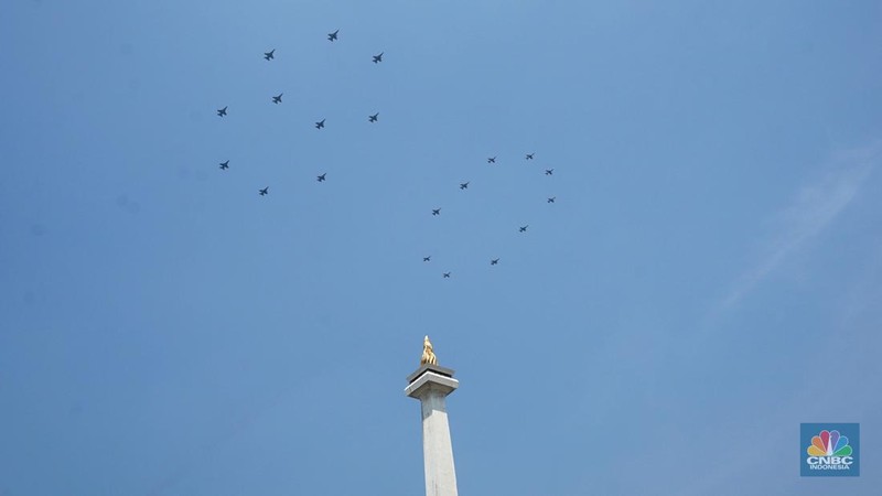 Sejumlah atraksi pesawat Apache, Golden Eagle, hingga Jet Tempur F-16 diperlihatkan dari langit Monas saat proses gladi kotor menjelang perayaan HUT ke-80 RI Mulai pesawat tempur F-16 hingga helikopter di Kawasan Monas, Jakarta, Jumat, (15/8/2025). (CNBC Indonesia/Muhammad Sabki)