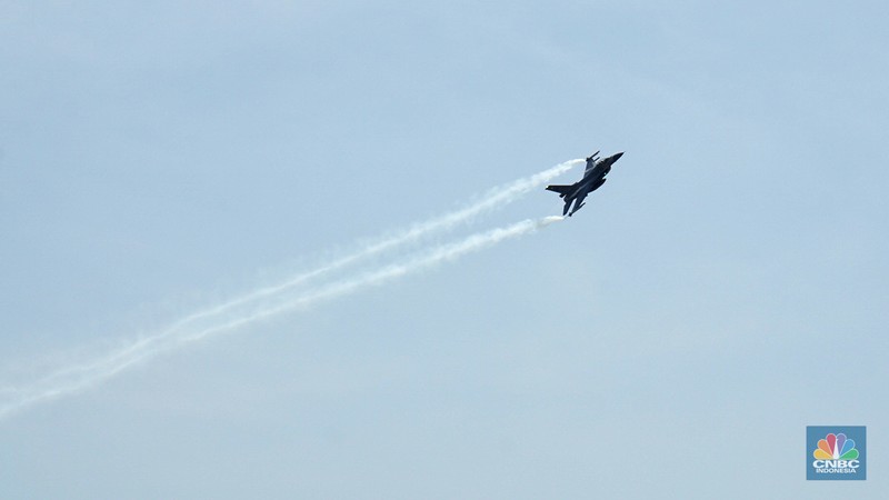 Sejumlah atraksi pesawat Apache, Golden Eagle, hingga Jet Tempur F-16 diperlihatkan dari langit Monas saat proses gladi kotor menjelang perayaan HUT ke-80 RI Mulai pesawat tempur F-16 hingga helikopter di Kawasan Monas, Jakarta, Jumat, (15/8/2025). (CNBC Indonesia/Muhammad Sabki)