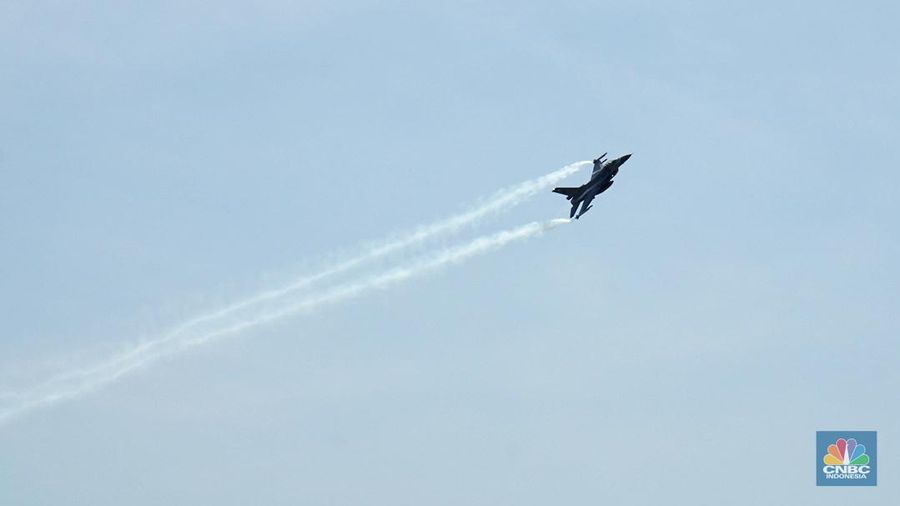 Sejumlah atraksi pesawat Apache, Golden Eagle, hingga Jet Tempur F-16 diperlihatkan dari langit Monas saat proses gladi kotor menjelang perayaan HUT ke-80 RI Mulai pesawat tempur F-16 hingga helikopter di Kawasan Monas, Jakarta, Jumat, (15/8/2025). (CNBC Indonesia/Muhammad Sabki)