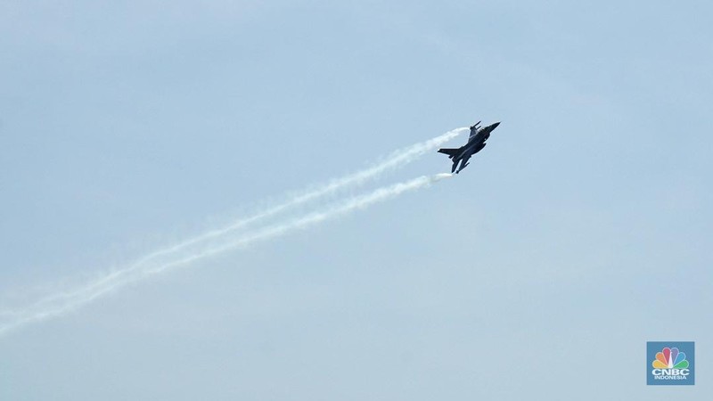 Sejumlah atraksi pesawat Apache, Golden Eagle, hingga Jet Tempur F-16 diperlihatkan dari langit Monas saat proses gladi kotor menjelang perayaan HUT ke-80 RI Mulai pesawat tempur F-16 hingga helikopter di Kawasan Monas, Jakarta, Jumat, (15/8/2025). (CNBC Indonesia/Muhammad Sabki)