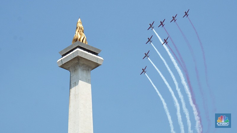 Sejumlah atraksi pesawat Apache, Golden Eagle, hingga Jet Tempur F-16 diperlihatkan dari langit Monas saat proses gladi kotor menjelang perayaan HUT ke-80 RI Mulai pesawat tempur F-16 hingga helikopter di Kawasan Monas, Jakarta, Jumat, (15/8/2025). (CNBC Indonesia/Muhammad Sabki)