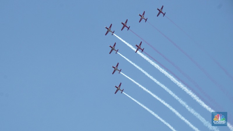 Sejumlah atraksi pesawat Apache, Golden Eagle, hingga Jet Tempur F-16 diperlihatkan dari langit Monas saat proses gladi kotor menjelang perayaan HUT ke-80 RI Mulai pesawat tempur F-16 hingga helikopter di Kawasan Monas, Jakarta, Jumat, (15/8/2025). (CNBC Indonesia/Muhammad Sabki)