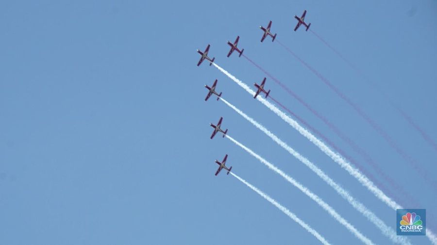 Sejumlah atraksi pesawat Apache, Golden Eagle, hingga Jet Tempur F-16 diperlihatkan dari langit Monas saat proses gladi kotor menjelang perayaan HUT ke-80 RI Mulai pesawat tempur F-16 hingga helikopter di Kawasan Monas, Jakarta, Jumat, (15/8/2025). (CNBC Indonesia/Muhammad Sabki)