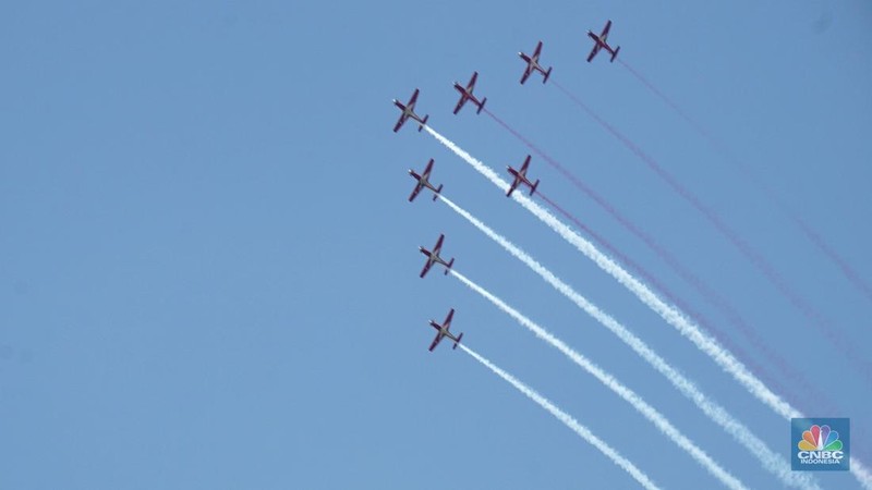 Sejumlah atraksi pesawat Apache, Golden Eagle, hingga Jet Tempur F-16 diperlihatkan dari langit Monas saat proses gladi kotor menjelang perayaan HUT ke-80 RI Mulai pesawat tempur F-16 hingga helikopter di Kawasan Monas, Jakarta, Jumat, (15/8/2025). (CNBC Indonesia/Muhammad Sabki)