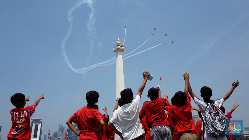 Sejumlah atraksi pesawat Apache, Golden Eagle, hingga Jet Tempur F-16 diperlihatkan dari langit Monas saat proses gladi kotor menjelang perayaan HUT ke-80 RI Mulai pesawat tempur F-16 hingga helikopter di Kawasan Monas, Jakarta, Jumat, (15/8/2025). (CNBC Indonesia/Muhammad Sabki)