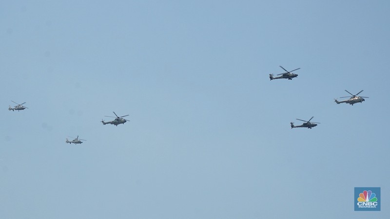 Sejumlah atraksi pesawat Apache, Golden Eagle, hingga Jet Tempur F-16 diperlihatkan dari langit Monas saat proses gladi kotor menjelang perayaan HUT ke-80 RI Mulai pesawat tempur F-16 hingga helikopter di Kawasan Monas, Jakarta, Jumat, (15/8/2025). (CNBC Indonesia/Muhammad Sabki)