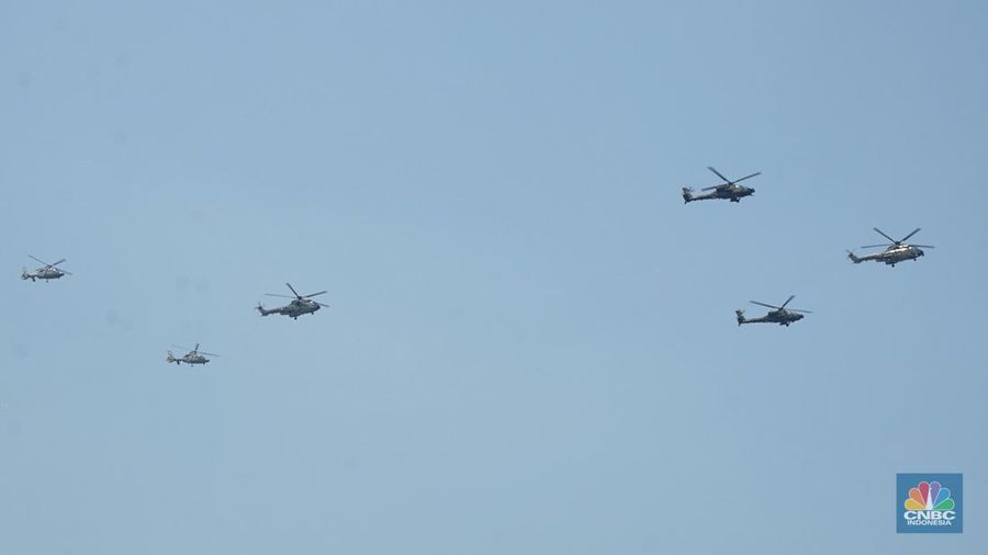 Sejumlah atraksi pesawat Apache, Golden Eagle, hingga Jet Tempur F-16 diperlihatkan dari langit Monas saat proses gladi kotor menjelang perayaan HUT ke-80 RI Mulai pesawat tempur F-16 hingga helikopter di Kawasan Monas, Jakarta, Jumat, (15/8/2025). (CNBC Indonesia/Muhammad Sabki)
