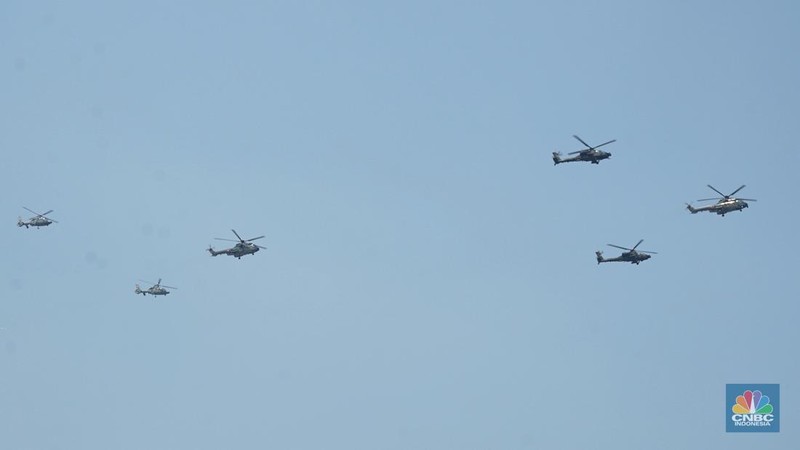 Sejumlah atraksi pesawat Apache, Golden Eagle, hingga Jet Tempur F-16 diperlihatkan dari langit Monas saat proses gladi kotor menjelang perayaan HUT ke-80 RI Mulai pesawat tempur F-16 hingga helikopter di Kawasan Monas, Jakarta, Jumat, (15/8/2025). (CNBC Indonesia/Muhammad Sabki)
