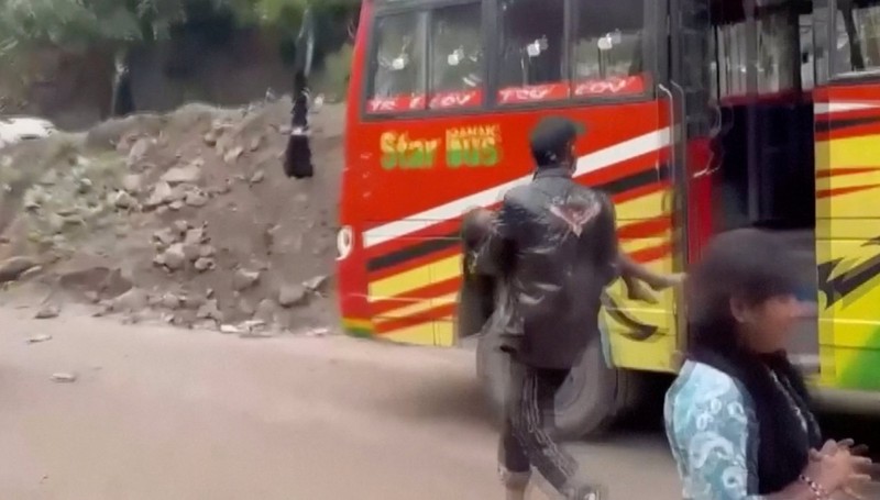 Orang-orang membawa jenazah korban, setelah hujan lebat yang mematikan, di kota Chasoti, distrik Kishtwar, Kashmir India, 14 Agustus 2025. Orang-orang membawa jenazah korban, setelah hujan lebat yang mematikan, di kota Chasoti, distrik Kishtwar, Kashmir India, 14 Agustus 2025. (REUTERS/Stringer)