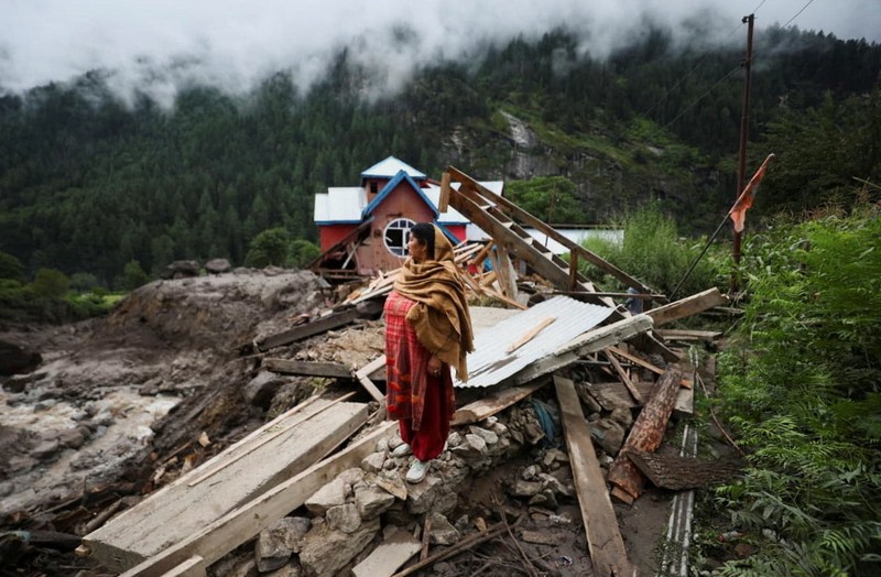 Anggota Angkatan Darat India bekerja di daerah yang terkena banjir mematikan yang disebabkan oleh hujan deras yang tiba-tiba di kota Chasoti, distrik Kishtwar, Kashmir India, 15 Agustus 2025. (REUTERS/Stringer)