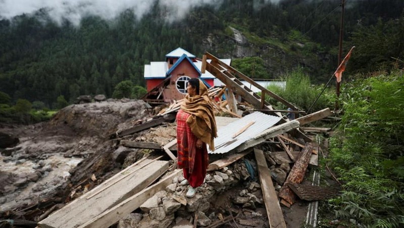 Anggota Angkatan Darat India bekerja di daerah yang terkena banjir mematikan yang disebabkan oleh hujan deras yang tiba-tiba di kota Chasoti, distrik Kishtwar, Kashmir India, 15 Agustus 2025. (REUTERS/Stringer)