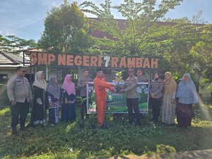 Siswa dan Guru SMP di Rohul Tanam Pohon Dukung Green Policing Polda Riau
