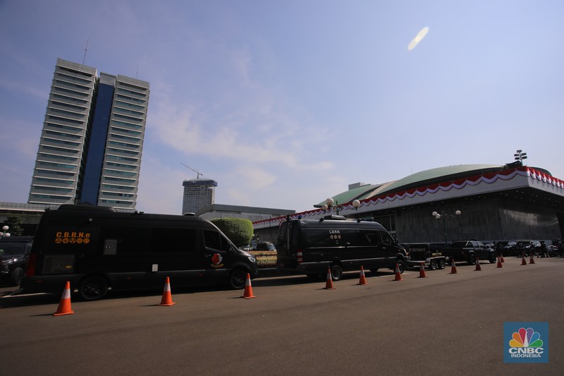 Suasana di kawasan parlemen dipenuhi kesibukan pengamanan saat berlangsungnya Sidang Tahunan 2025 di Gedung MPR/DPR 2025, Jakarta, Jumat (15/8/2025). (CNBC Indonesia/Faisal Rahman)