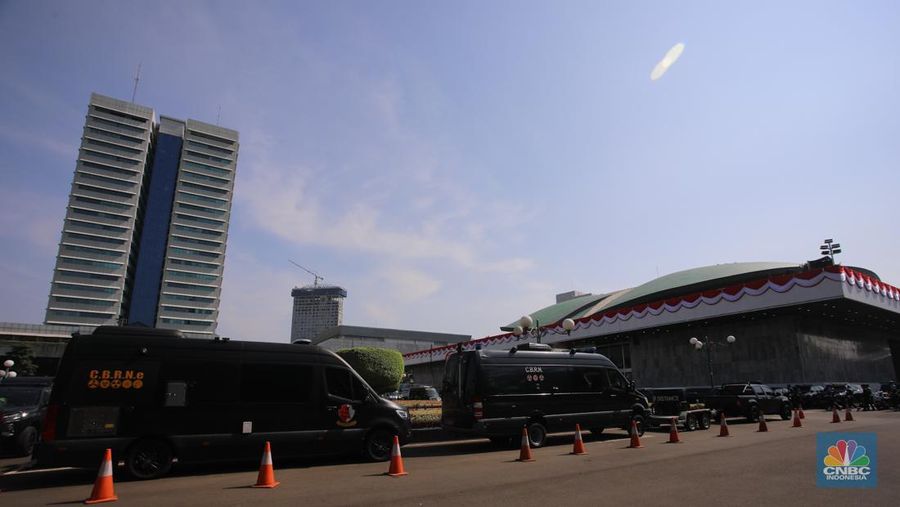 Suasana di kawasan parlemen dipenuhi kesibukan pengamanan saat berlangsungnya Sidang Tahunan 2025 di Gedung MPR/DPR 2025, Jakarta, Jumat (15/8/2025). (CNBC Indonesia/Faisal Rahman)