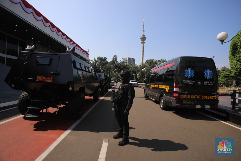 Suasana di kawasan parlemen dipenuhi kesibukan pengamanan saat berlangsungnya Sidang Tahunan 2025 di Gedung MPR/DPR 2025, Jakarta, Jumat (15/8/2025). (CNBC Indonesia/Faisal Rahman)