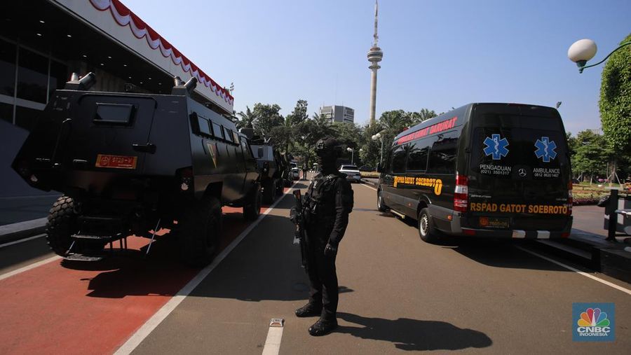 Suasana di kawasan parlemen dipenuhi kesibukan pengamanan saat berlangsungnya Sidang Tahunan 2025 di Gedung MPR/DPR 2025, Jakarta, Jumat (15/8/2025). (CNBC Indonesia/Faisal Rahman)