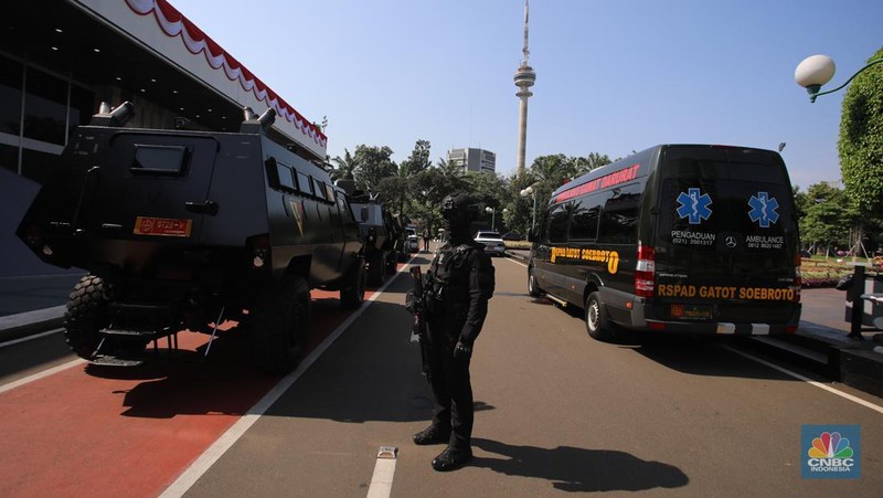 Suasana di kawasan parlemen dipenuhi kesibukan pengamanan saat berlangsungnya Sidang Tahunan 2025 di Gedung MPR/DPR 2025, Jakarta, Jumat (15/8/2025). (CNBC Indonesia/Faisal Rahman)