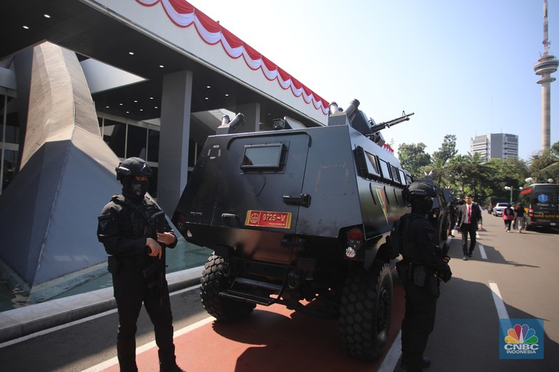 Suasana di kawasan parlemen dipenuhi kesibukan pengamanan saat berlangsungnya Sidang Tahunan 2025 di Gedung MPR/DPR 2025, Jakarta, Jumat (15/8/2025). (CNBC Indonesia/Faisal Rahman)