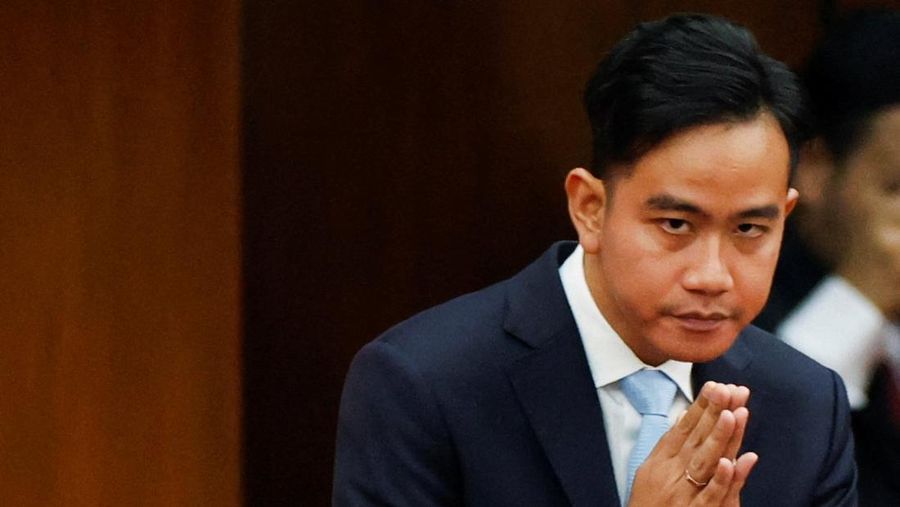 Wakil Presiden Indonesia Gibran Rakabuming Raka memberi isyarat sebelum Presiden Prabowo Subianto menyampaikan Pidato Kenegaraan tahunannya, menjelang Hari Kemerdekaan negara ini, di Jakarta, Indonesia, 15 Agustus 2025. (REUTERS/Ajeng Dinar Ulfiana/Pool)