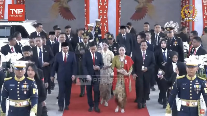 Wakil Presiden (Wapres) Gibran Rakabuming Raka tiba untuk menghadiri Sidang Tahunan 2025 di Gedung MPR/DPR RI, Jakarta, Jumat (15/8/2025). (Tangkapan Layar Youtube/DPR RI)