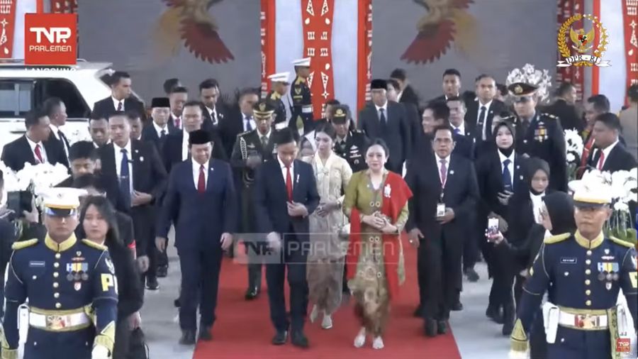 Wakil Presiden (Wapres) Gibran Rakabuming Raka tiba untuk menghadiri Sidang Tahunan 2025 di Gedung MPR/DPR RI, Jakarta, Jumat (15/8/2025). (Tangkapan Layar Youtube/DPR RI)